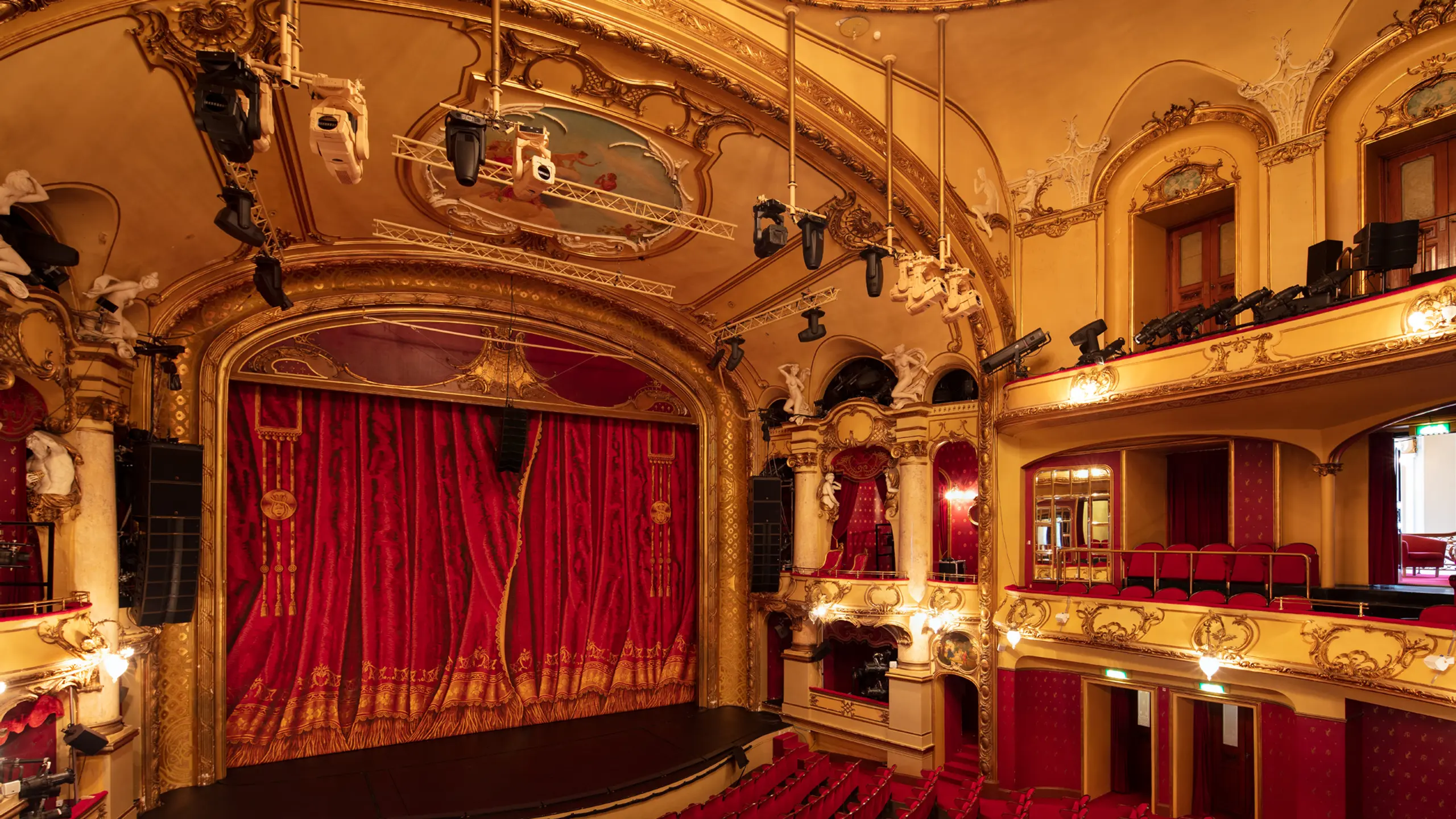 Hovedscenen med sitt karakteristiske sceneteppe