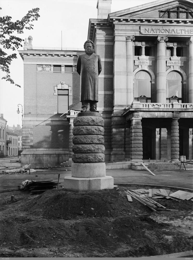 Ibsenstatue foran Nationaltheatret under oppføring
