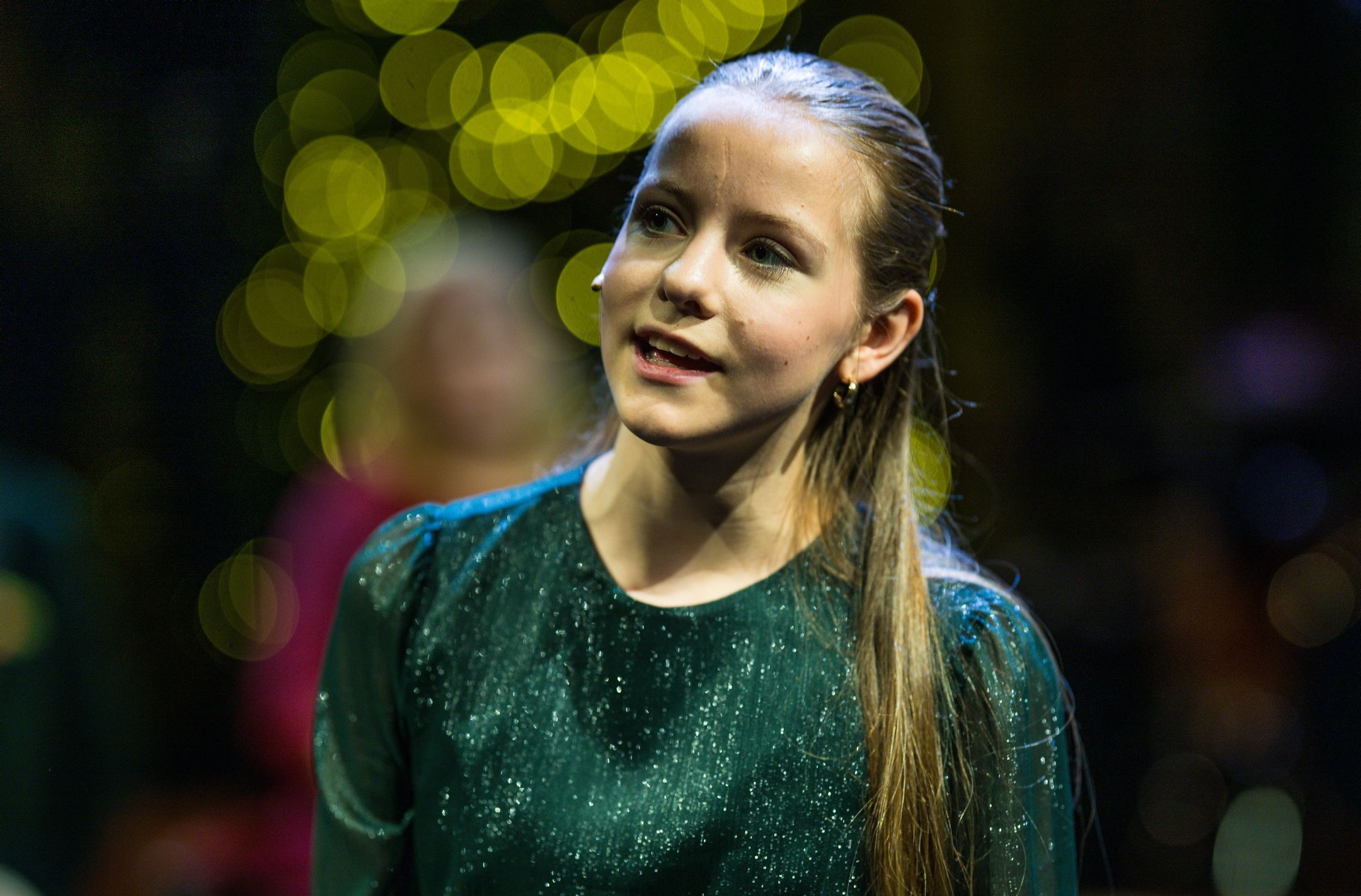 Portrett av jente i penklær som synger