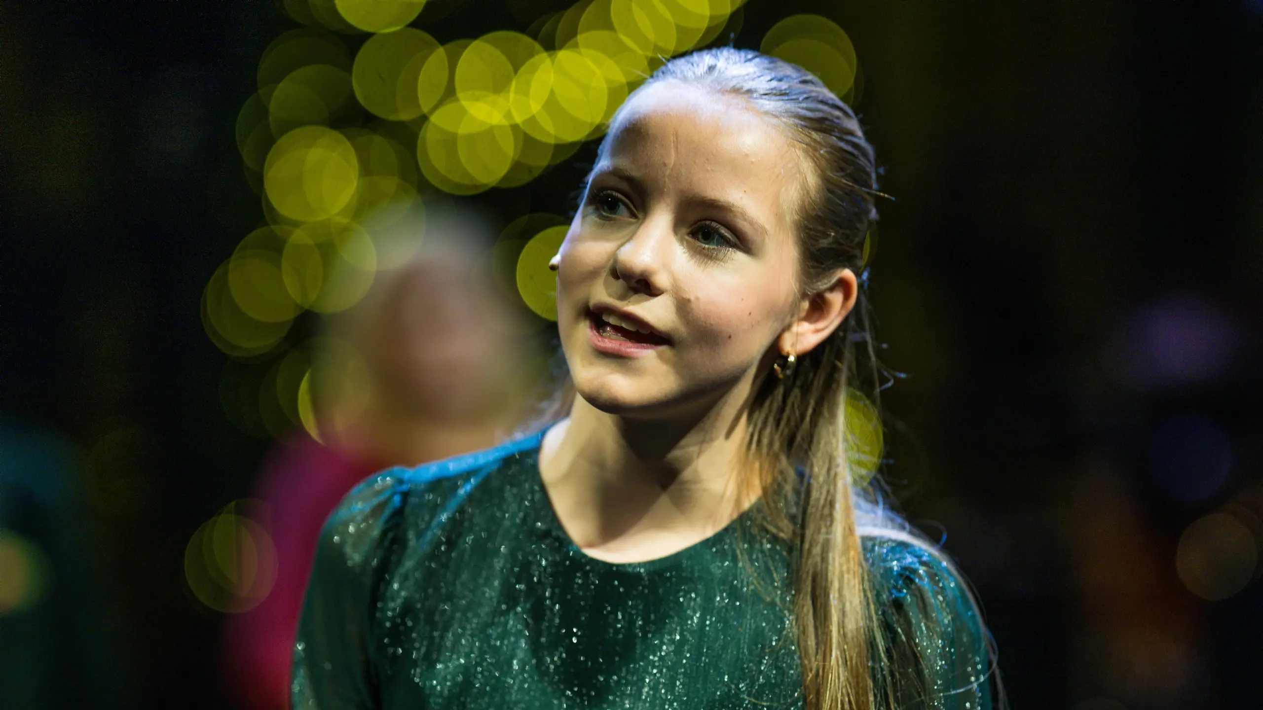 Portrett av jente i penklær som synger