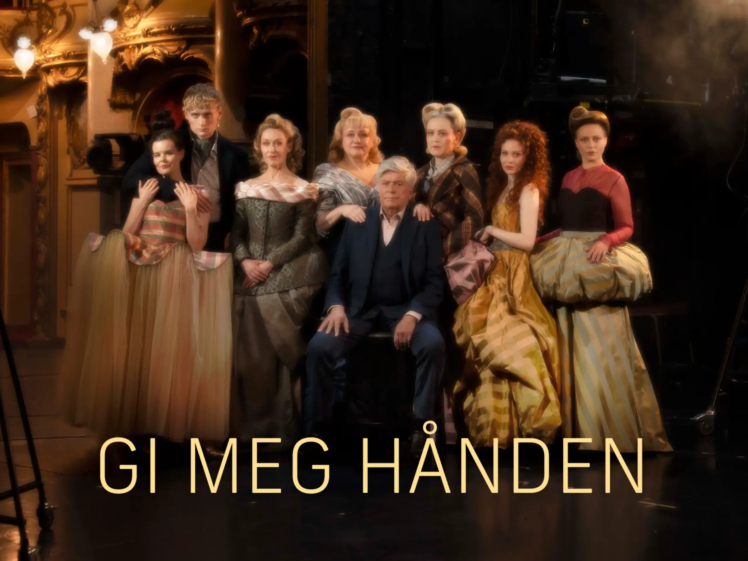 Gruppebilde av åtte skuespillere i store kostymer på Nationaltheatrets hovedscene