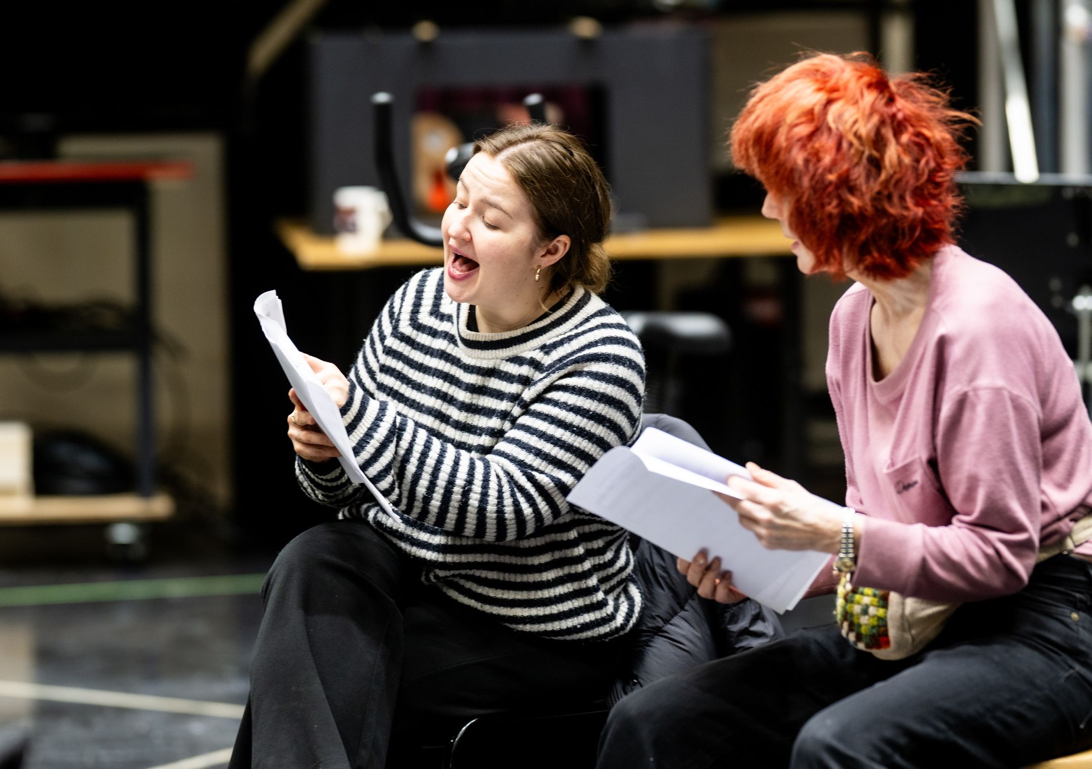 To kvinner sitter og leser manus.