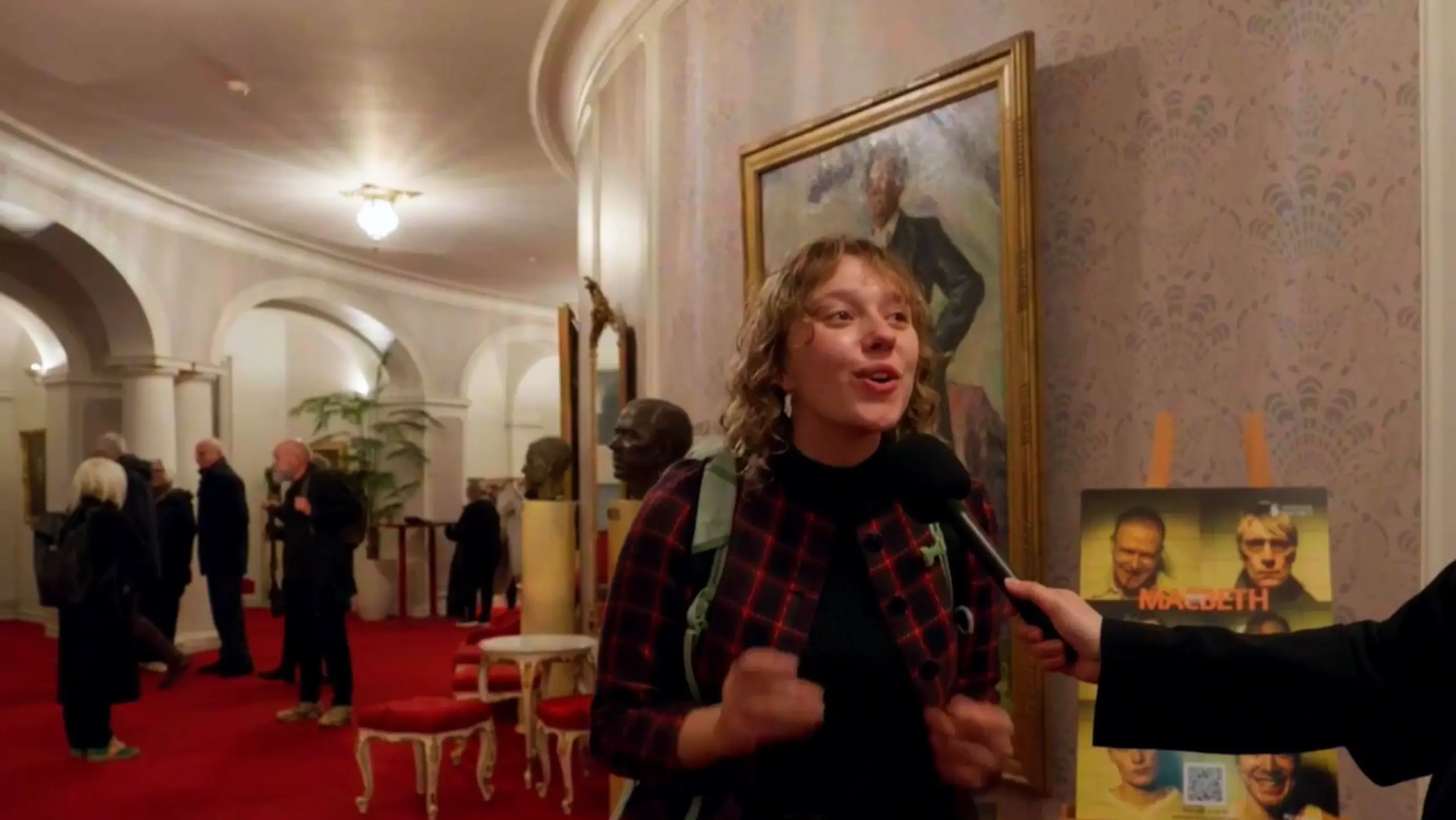 Kvinne som intervjues og undertekst Gå og se