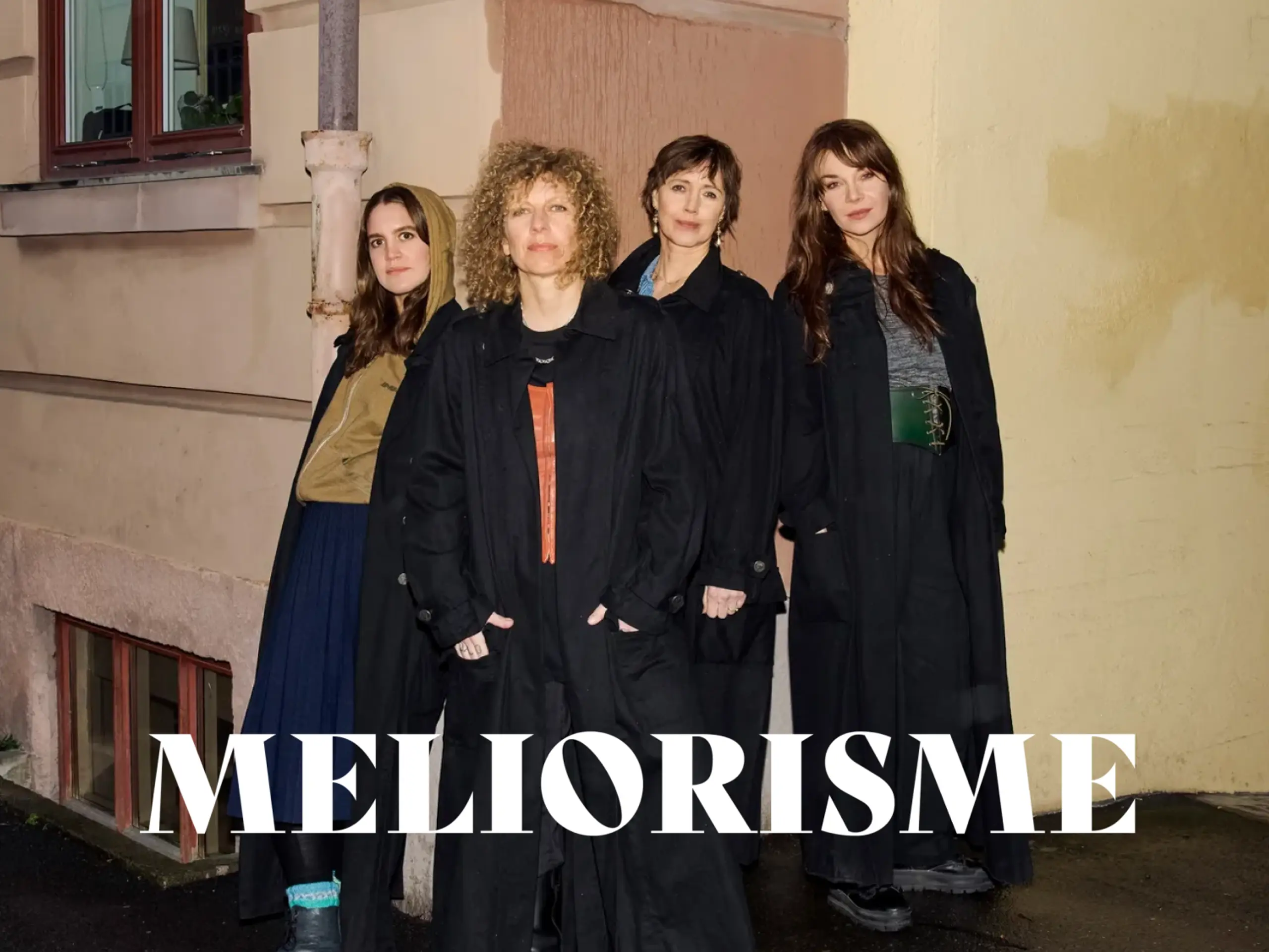 Fire kvinner på et gatehjørne med tekst "Meliorisme"