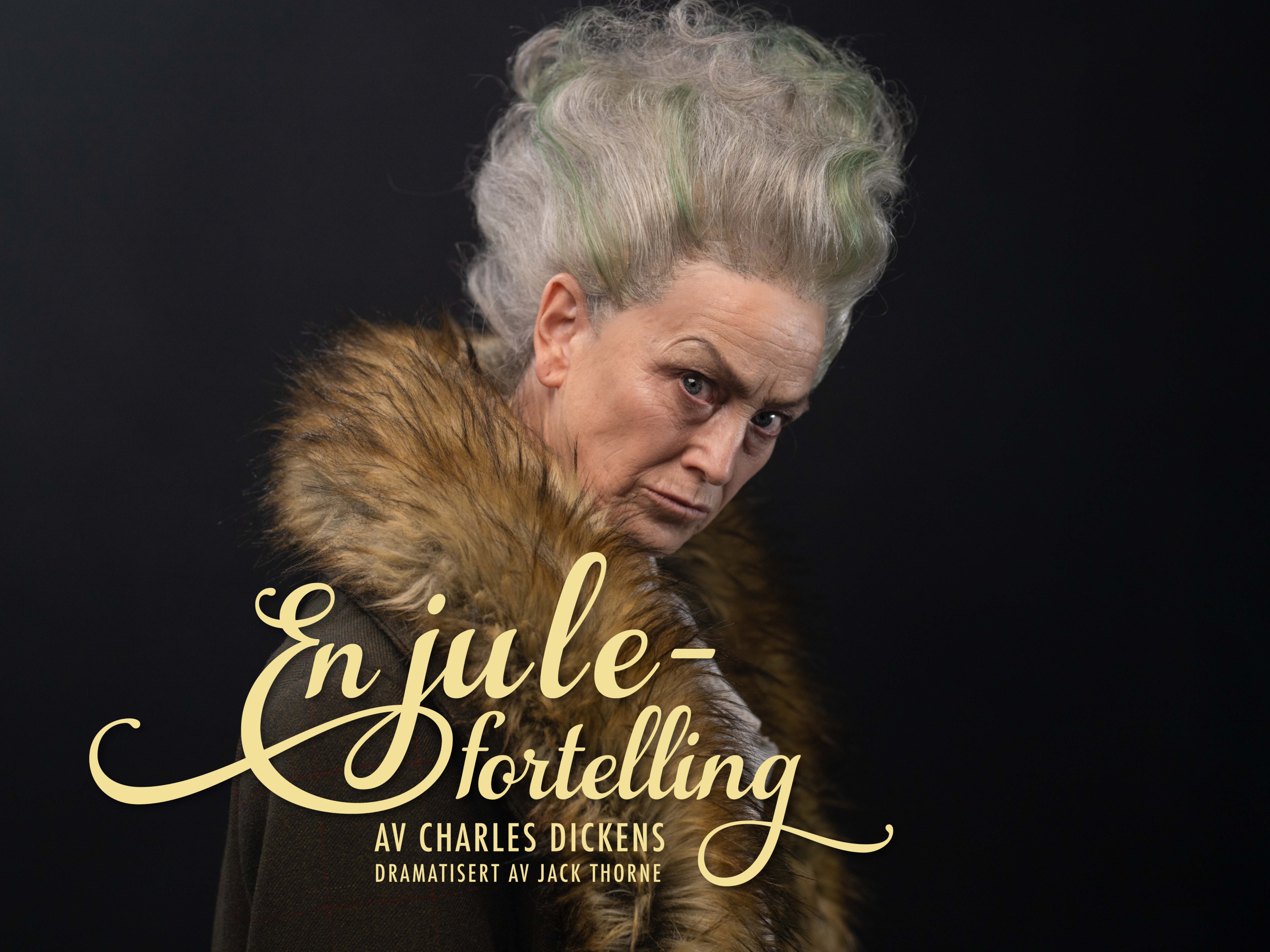 Kvinne i pelskrage med seriøst uttrykk med tittel "En julefortelling av Charles Dickens"