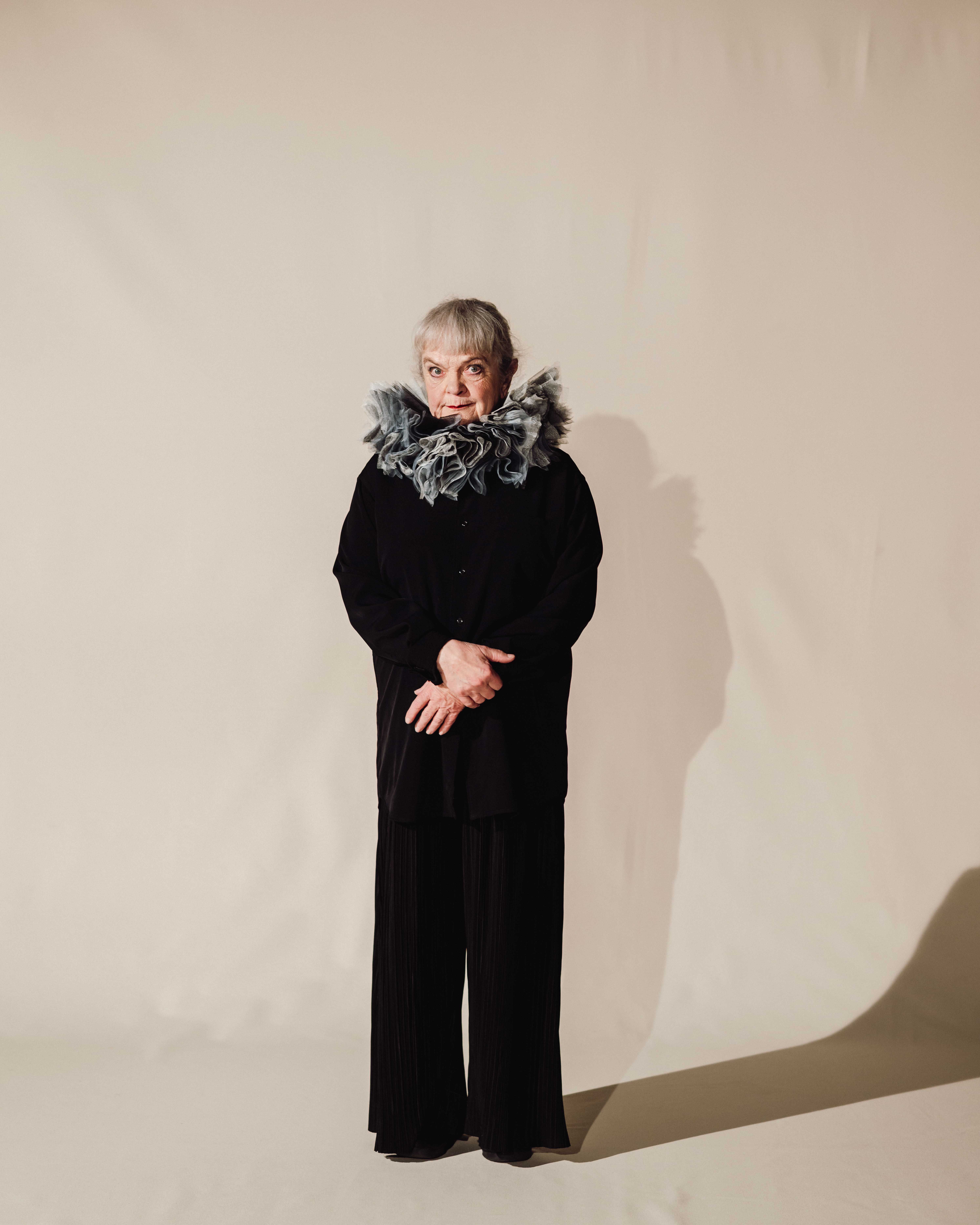 Kvinne oppstilt med pipekrage