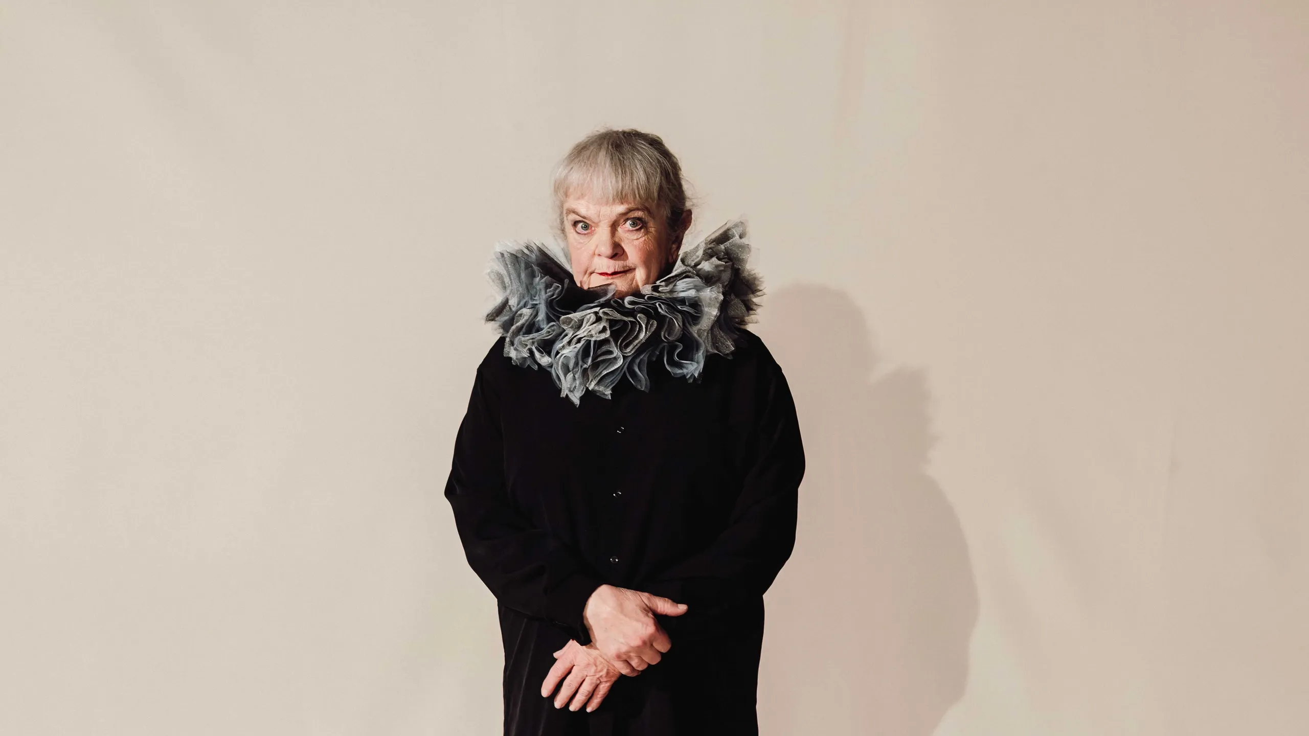 Kvinne oppstilt med pipekrage