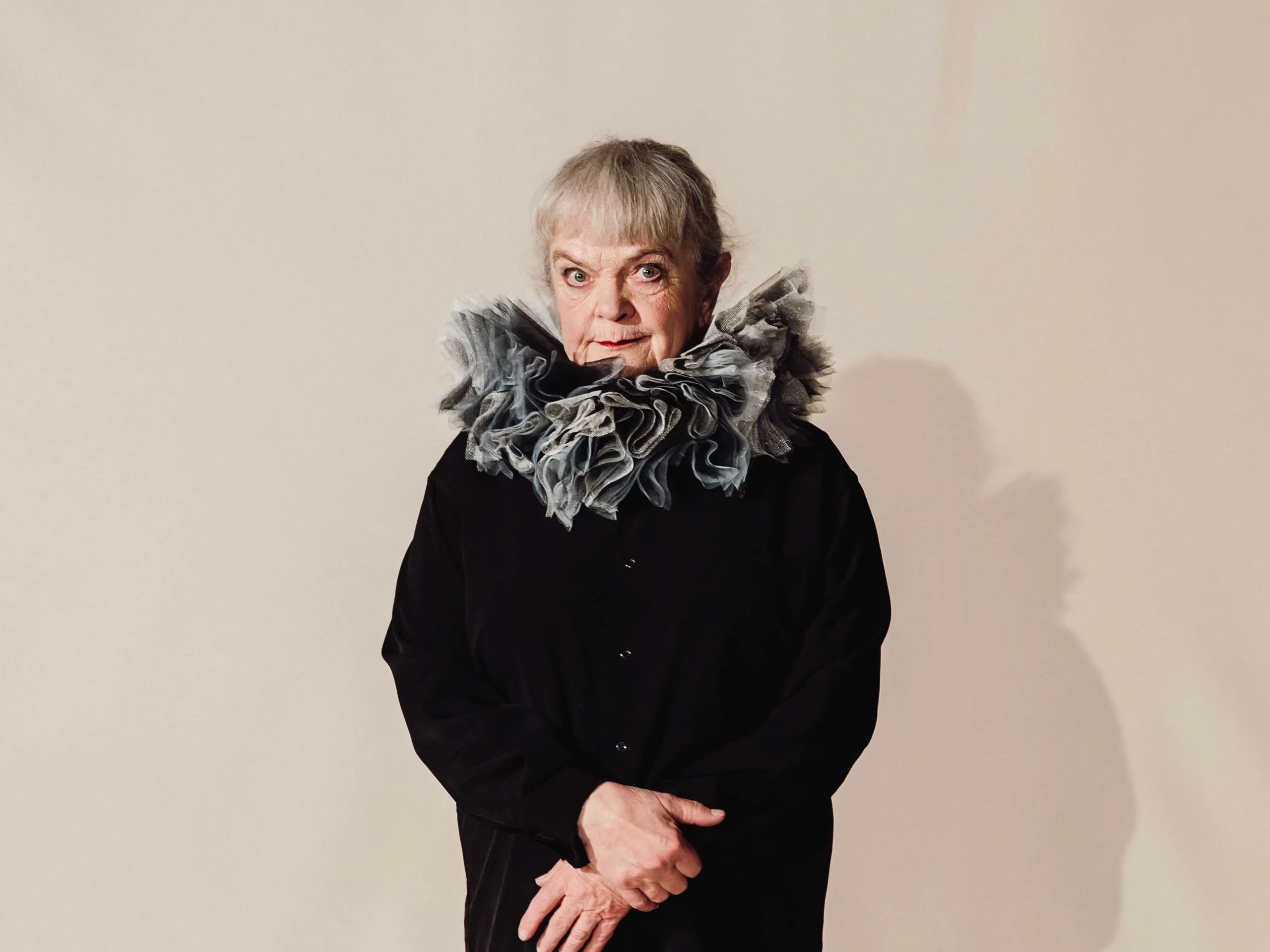 Kvinne oppstilt med pipekrage