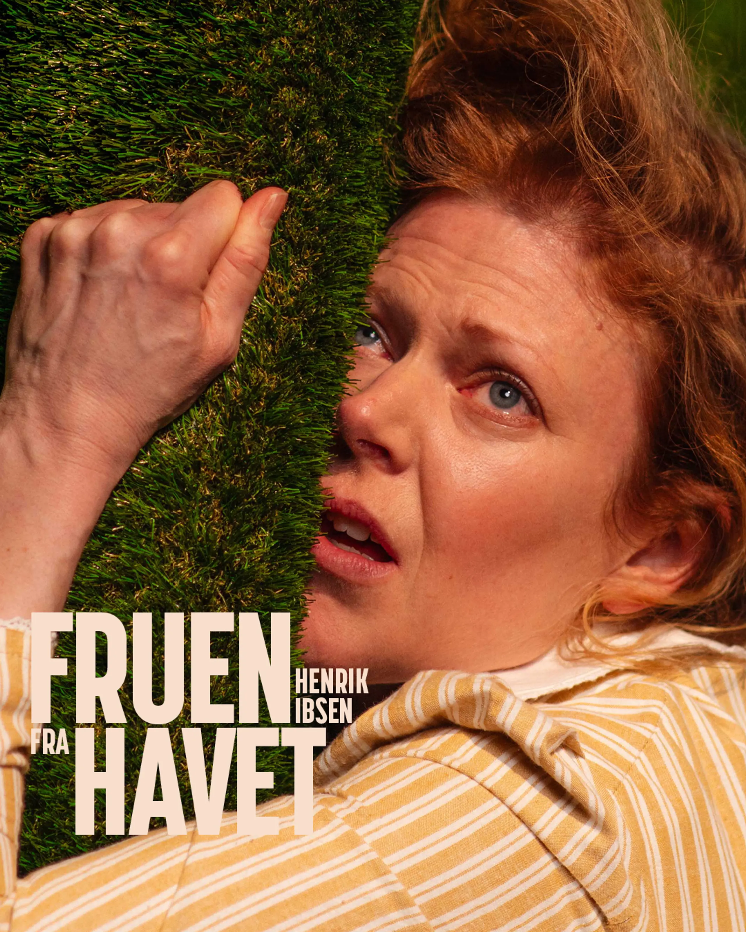 Kvinne som klamrer seg til gress med tittel Fruen fra havet Henrik Ibsen