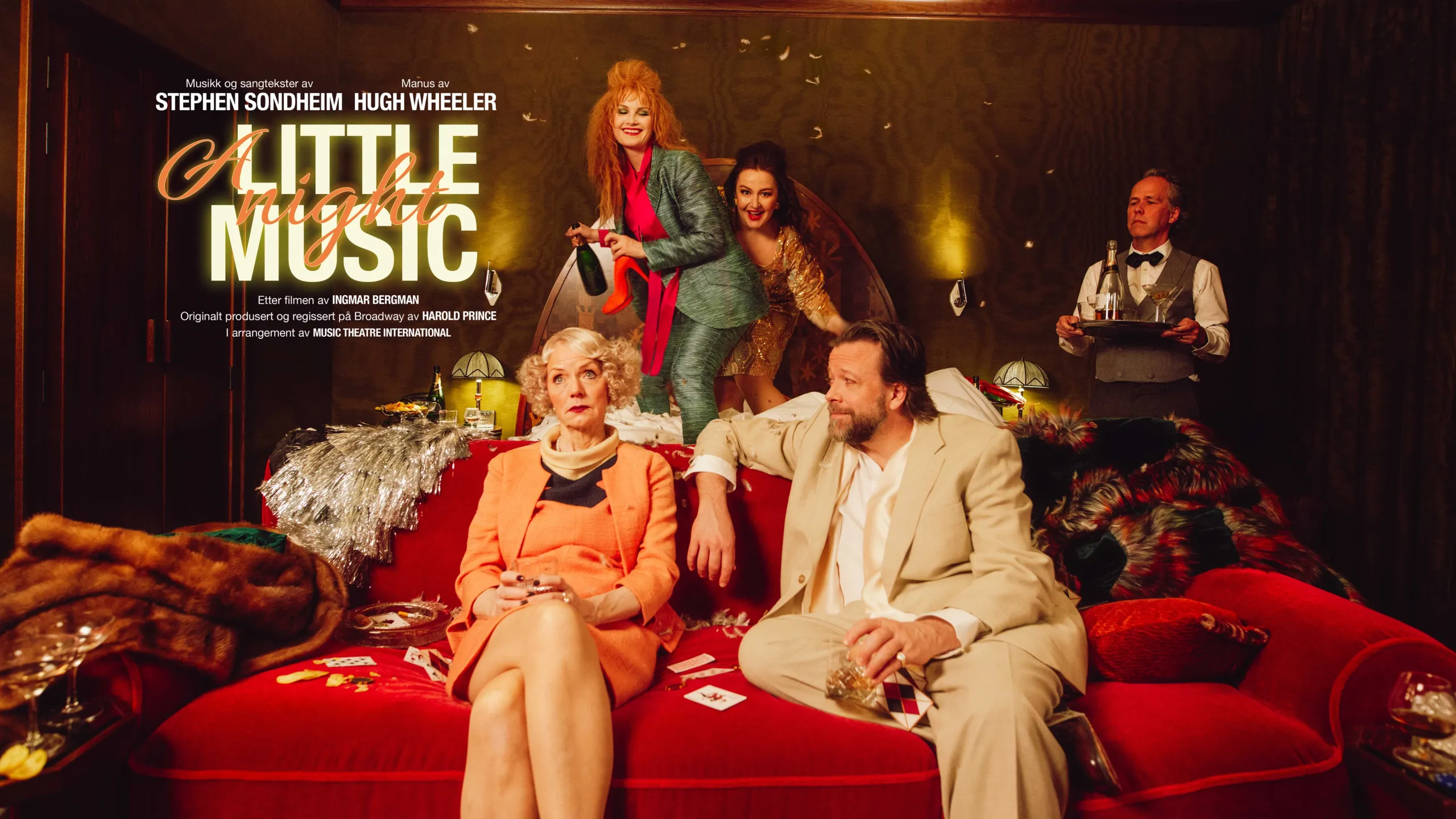 Fire skuespillere som herjer på et hotellrom. To kvinner hopper i senga, mens en kvinne og en mann sitter i sofaen med tittel "A Little Night Music"
