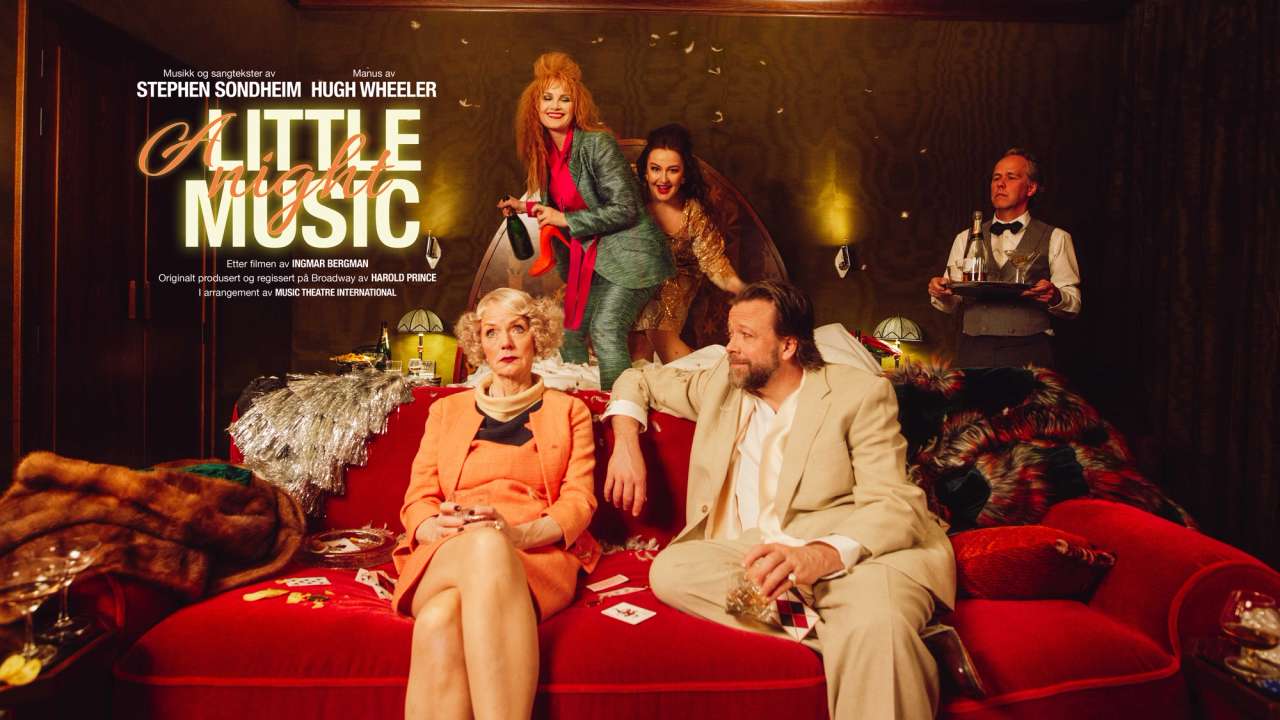Fire skuespillere som herjer på et hotellrom. To kvinner hopper i senga, mens en kvinne og en mann sitter i sofaen med tittel "A Little Night Music"
