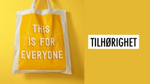 En totebag med påskrift "This is for everyone" på gul bakgrunn, og teksten "Tilhørighet"