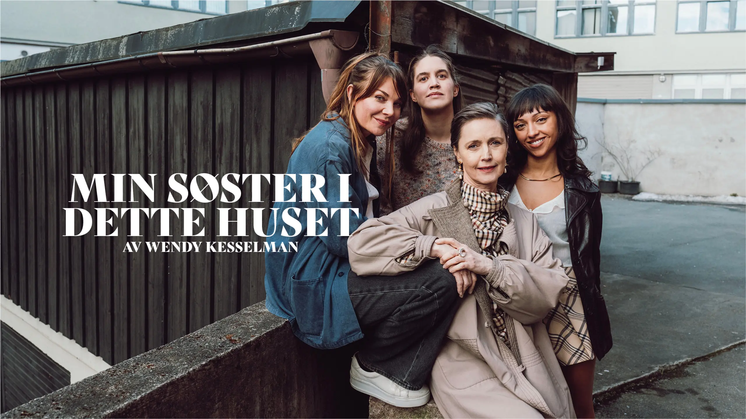 Gruppebilde av fire kvinner foran en bygning med teksten "Min søster i dette huset av Wendy Kesselman"