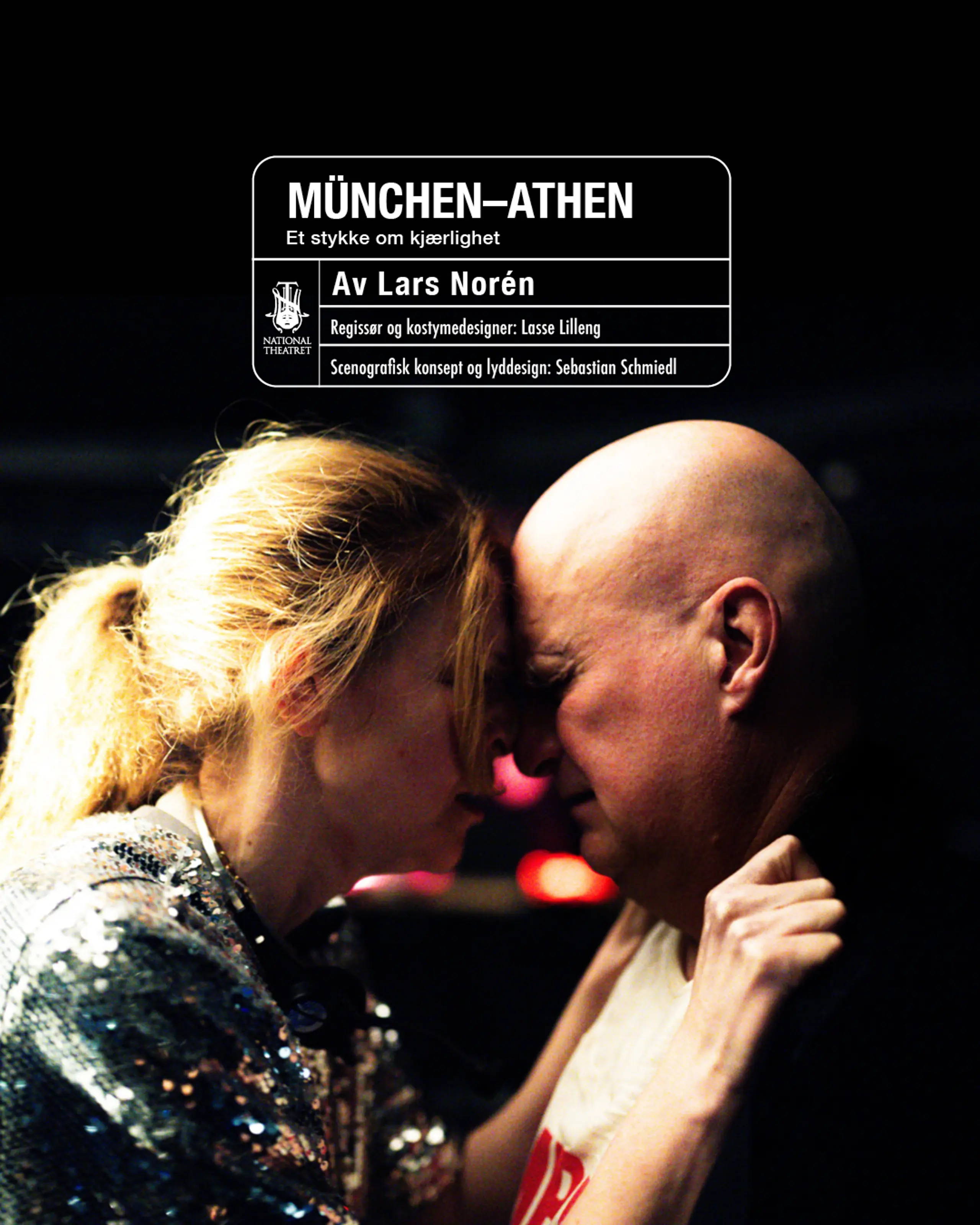 Kvinne og mann står panne mot panne i mørkt rom, kvinnen holder tak i jakkekragen hans med tittel og kreditering på det som ser ut som en togbillett "München–Athen Et stykke om kjærlighet av Lars Norén"