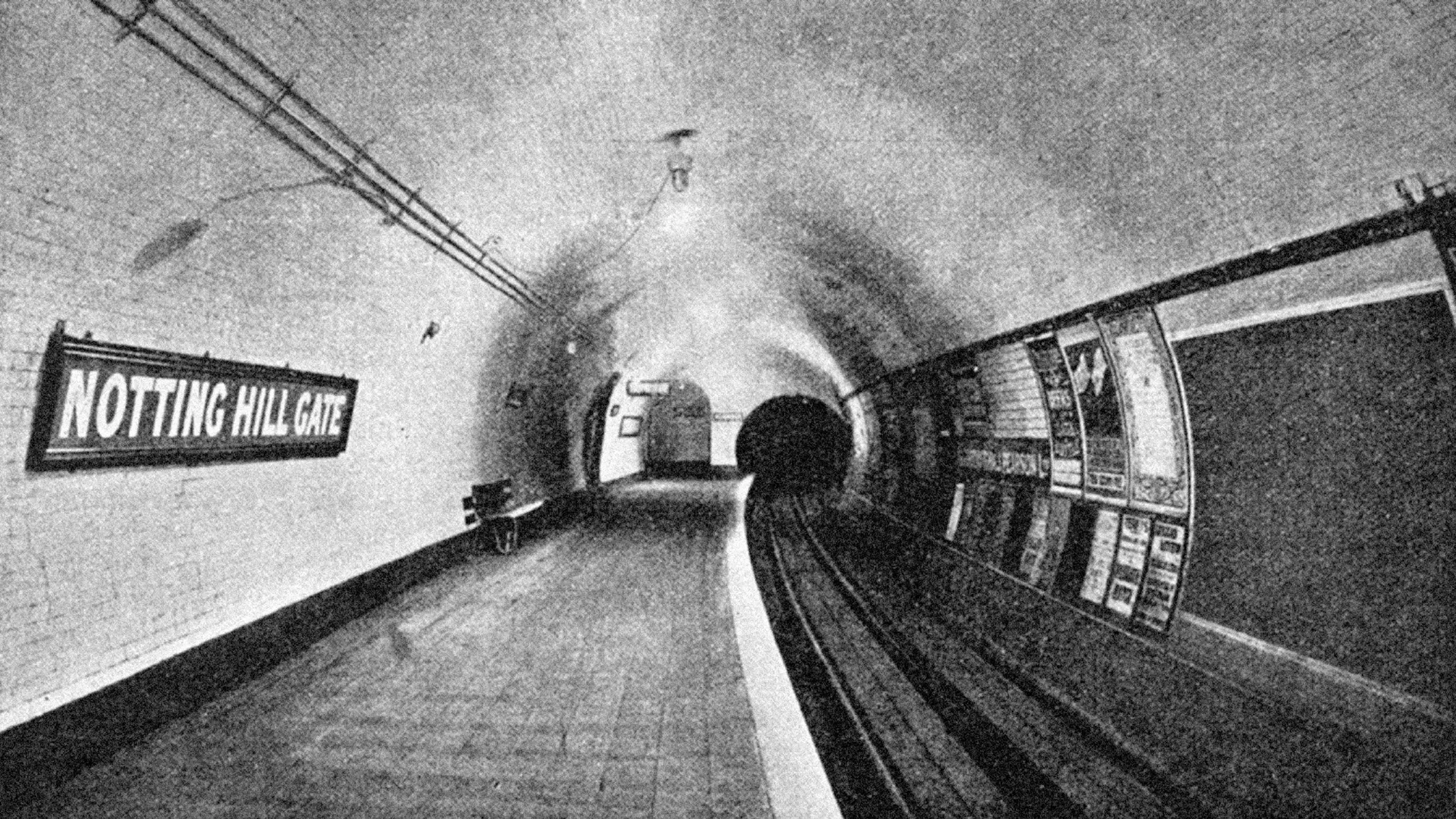 To bilder av undergrunnen i Notting Hill
