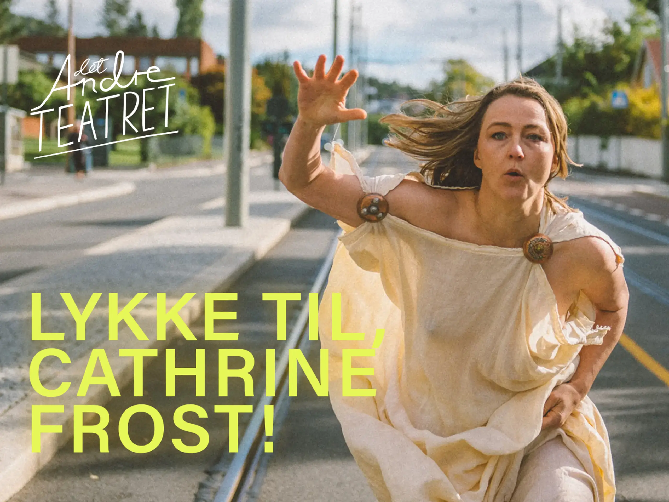 Kvinne i toga løper nedover gata, med tekst "Lykke til, Cathrine Frost!"