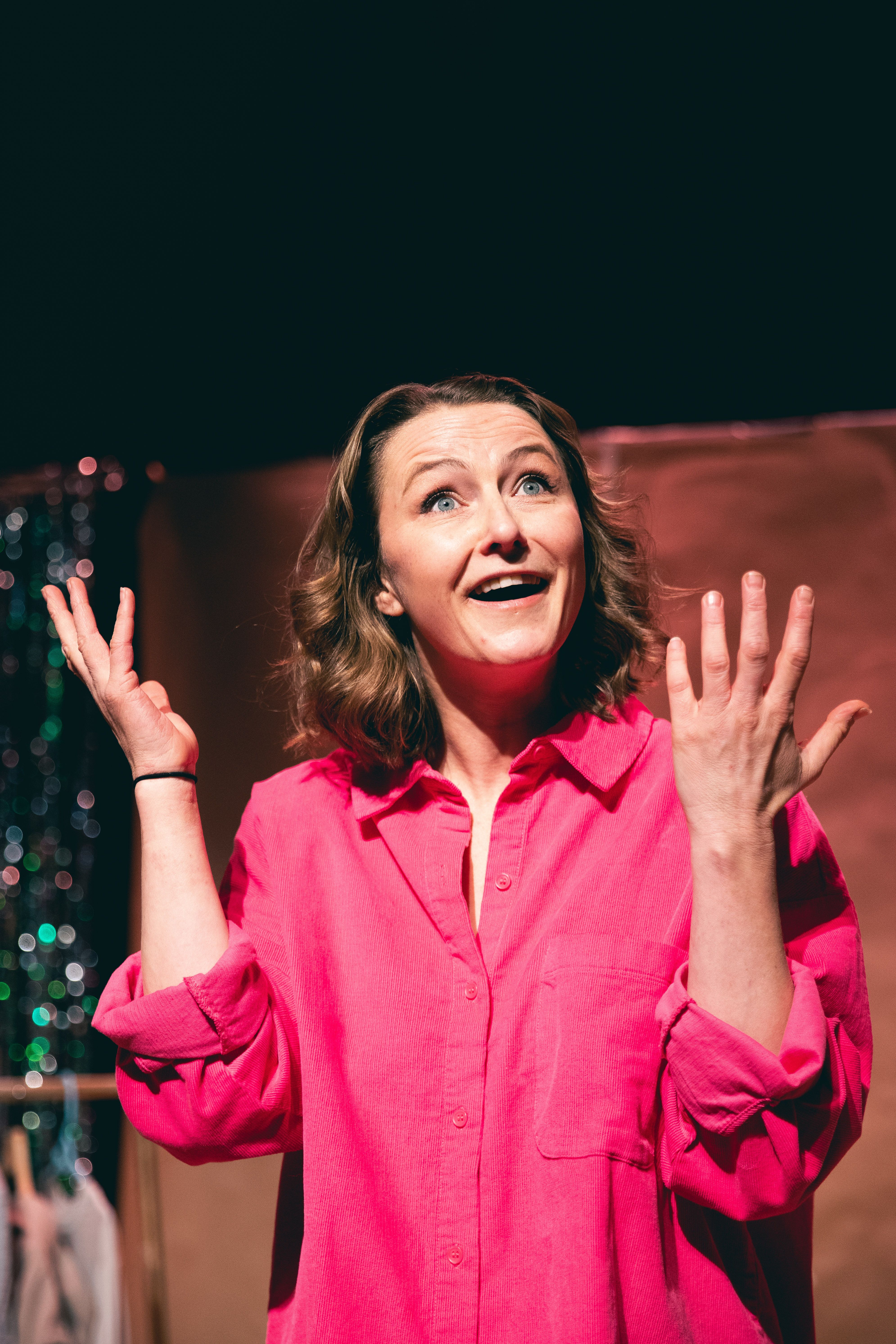 Engasjert kvinne i rosa skjorte