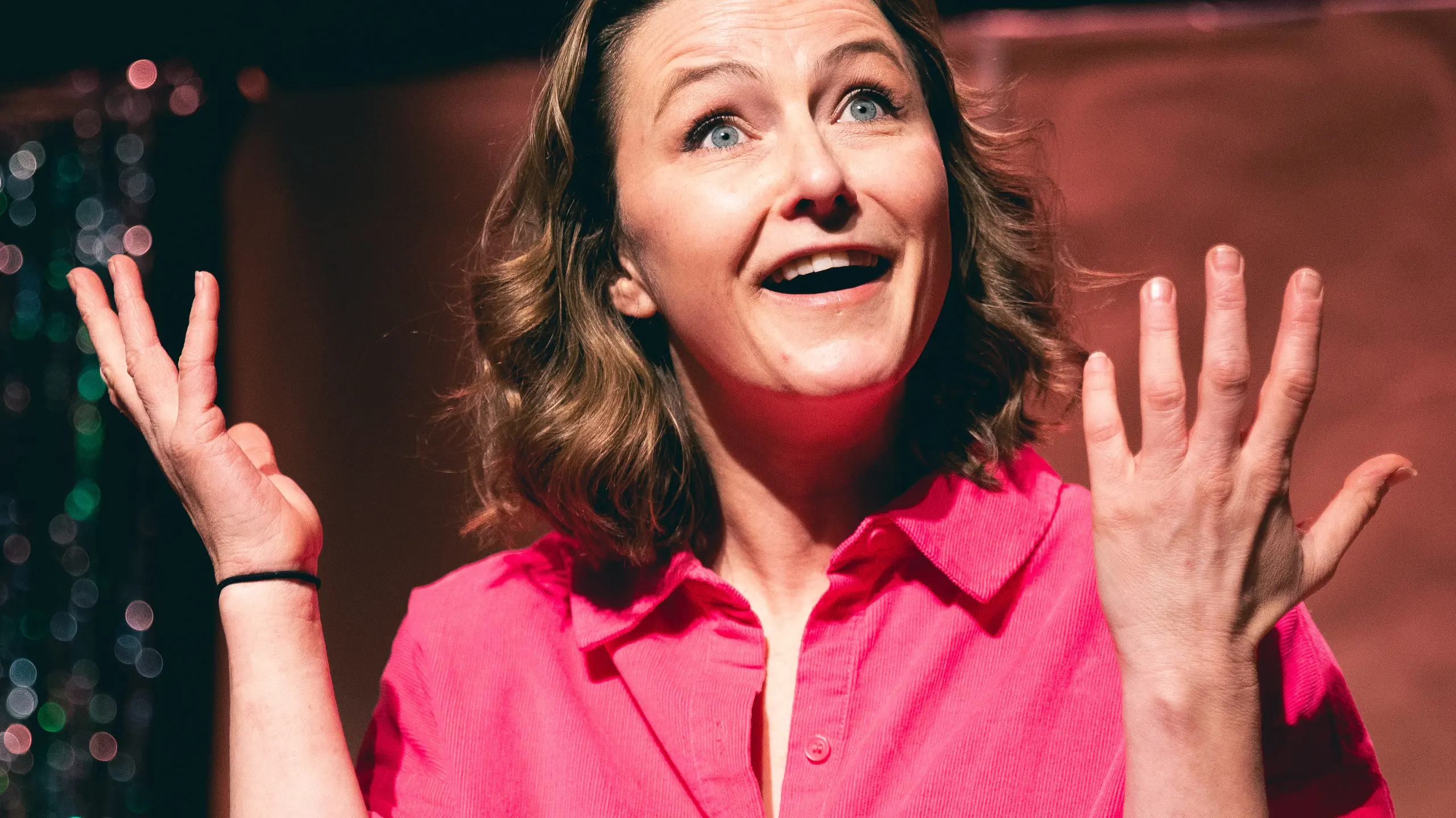 Engasjert kvinne i rosa skjorte