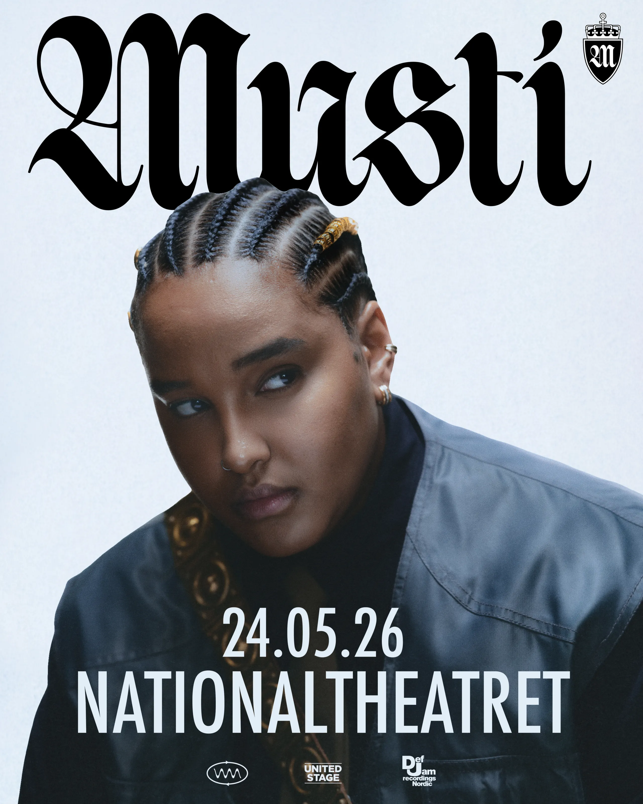 Bilde av kvinne med tekst Musti 24.05.26 Nationaltheatret