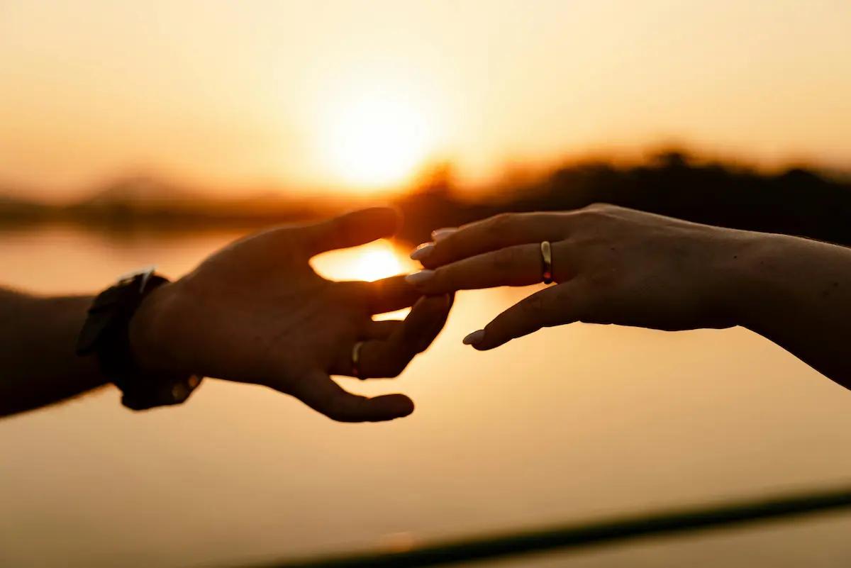  Pareja tomándose de las manos en señal de apoyo y validación emocional durante una conversación