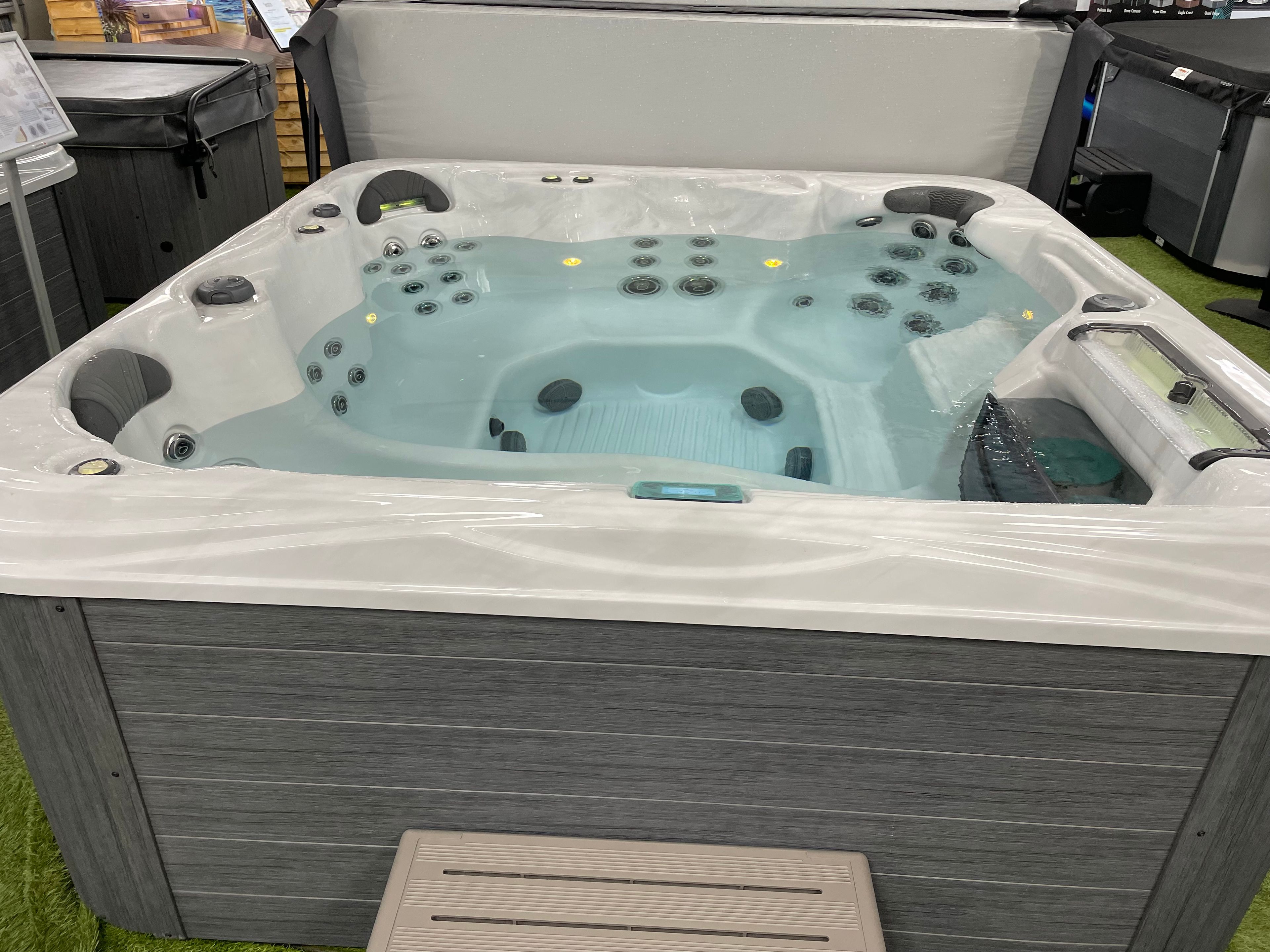 ExDisplay Antigua 52 Exdisplay Antigua 52 hot tub from the Luxury