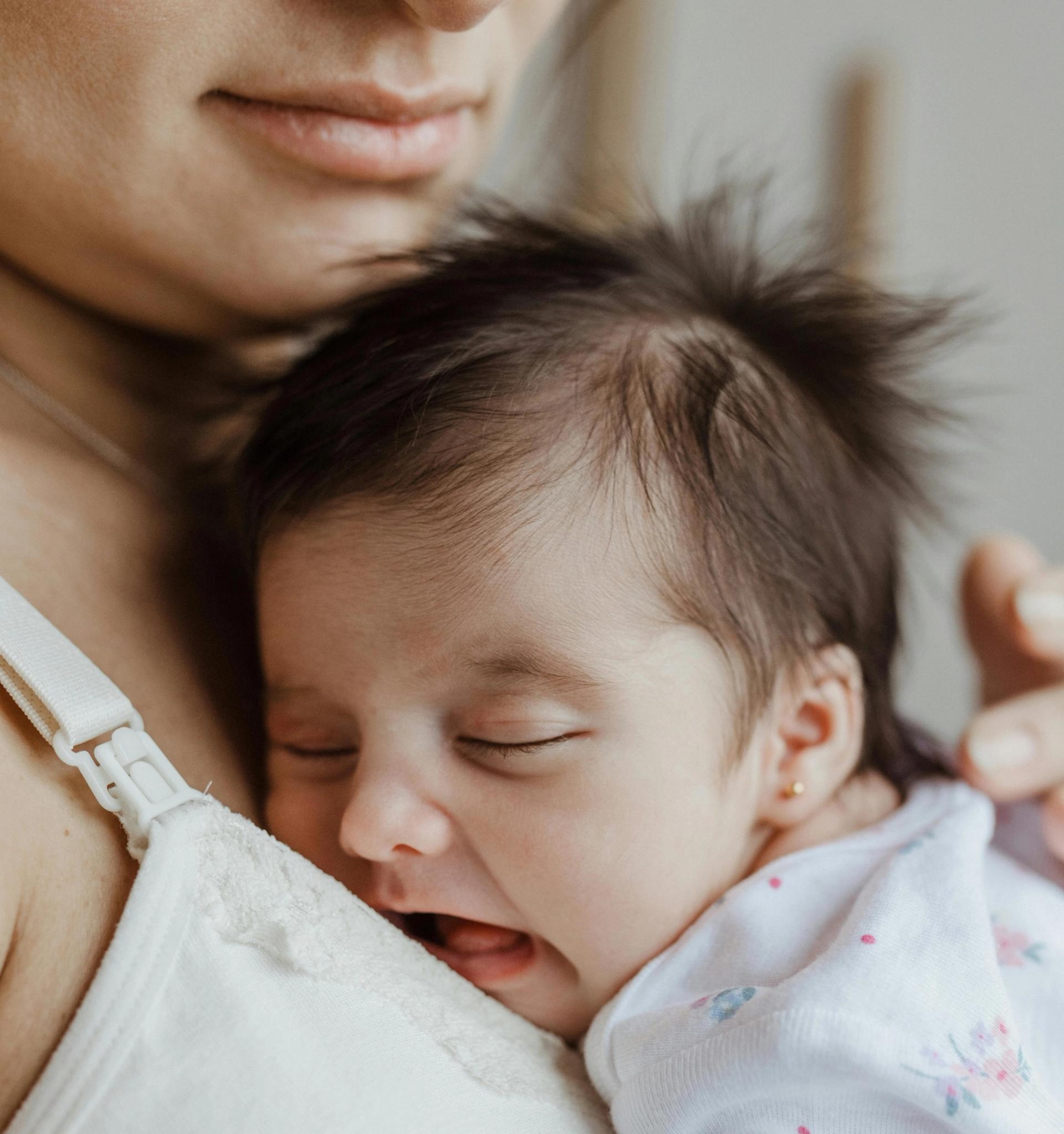 Csecsemő az édesanya mellén