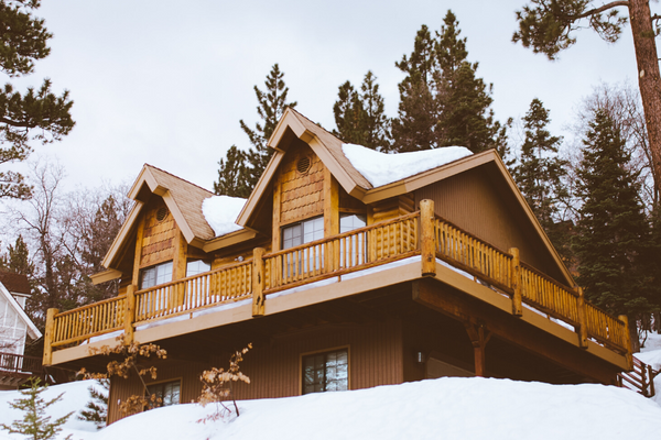 Holzhaus mit Schnee