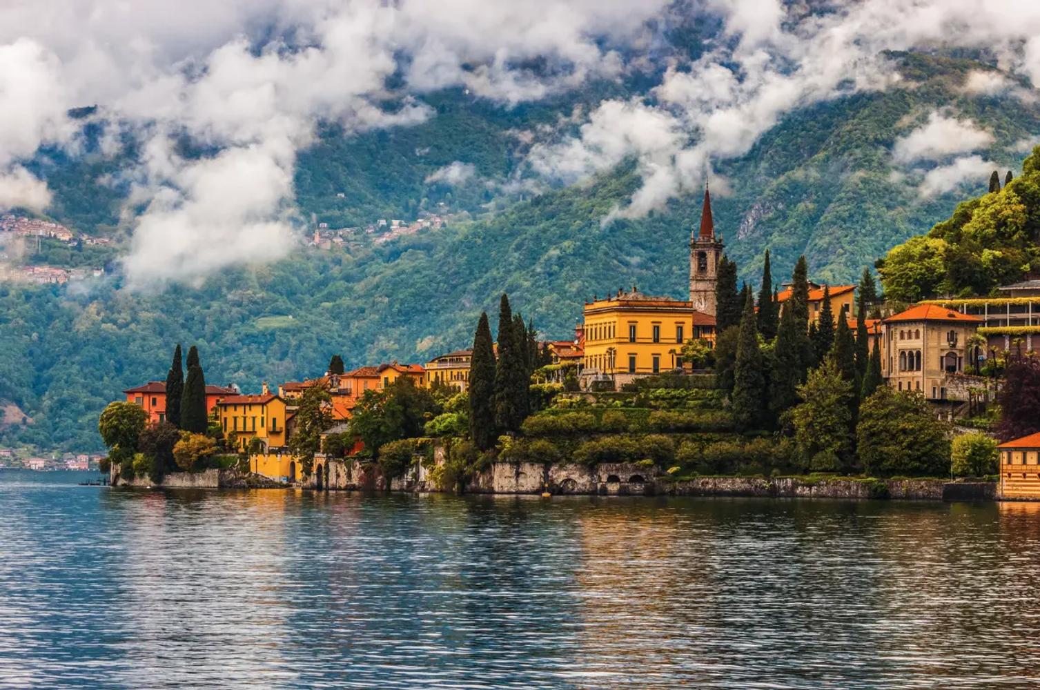 Vue du lac de Côme avec des nuages