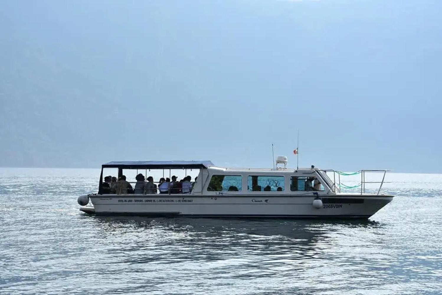 Boot in der Schifffahrt zwischen Cannobio und dem Markt von Luino