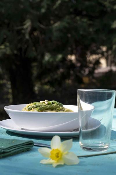 Table dressée pour un cours de cuisine italienne sur le lac Majeur