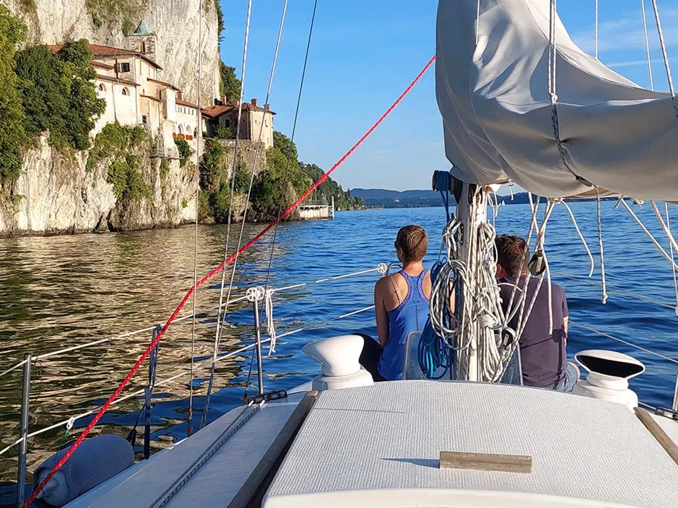 Barca a Vela con vista Santa Caterina del Sasso