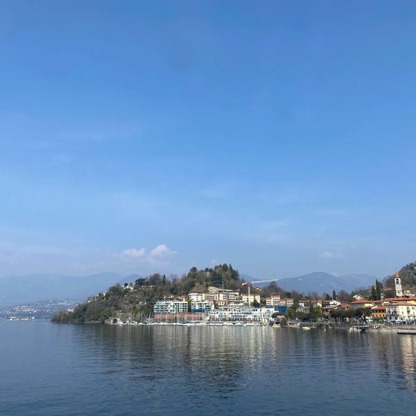 Laveno Mombello umgeben vom Lago Maggiore