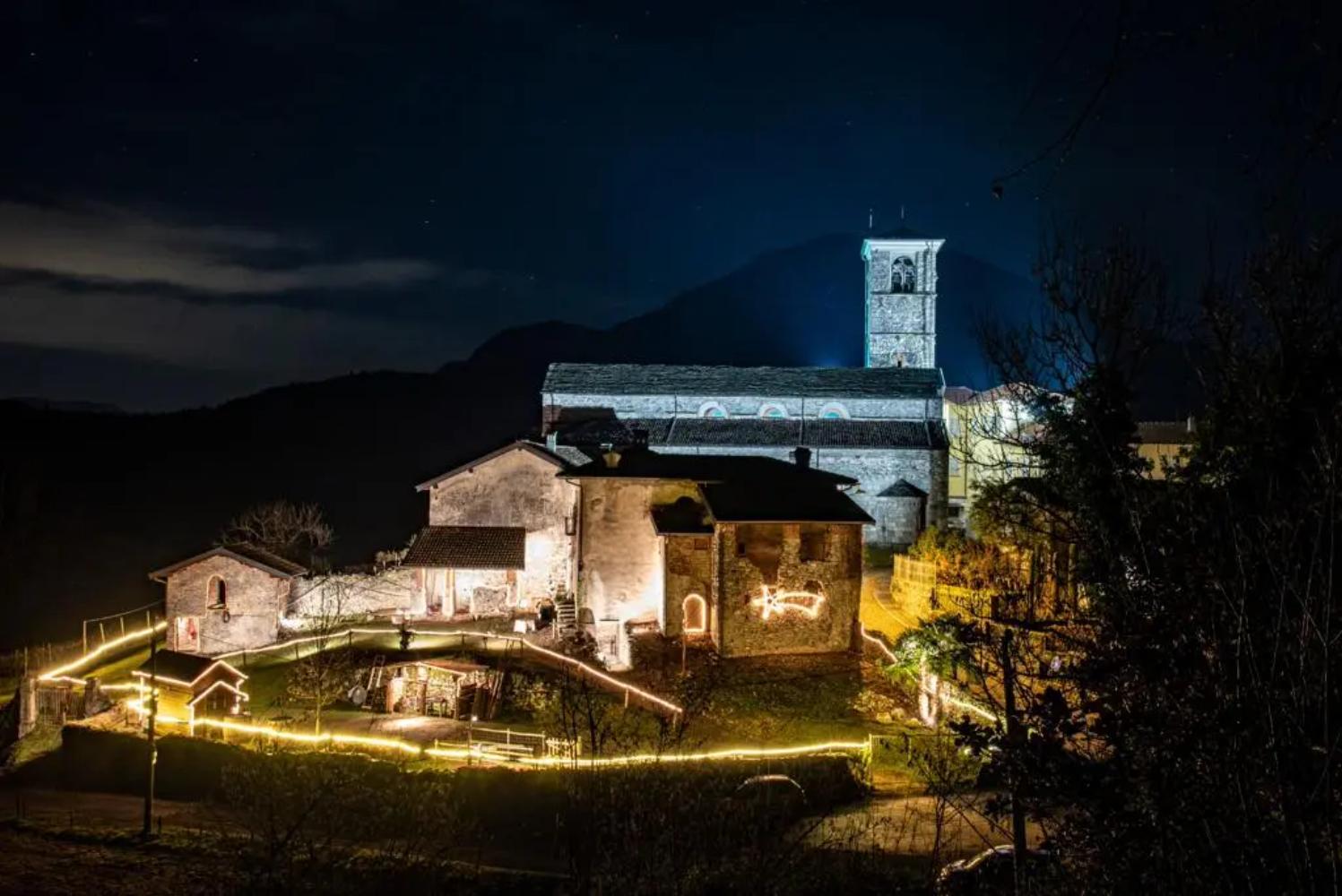 Nachtansicht der lebenden Krippe im Pfarrhaus in Brezzo di Bedero