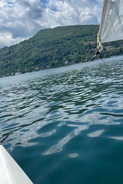 Catamarano in Navigazione sul Lago Maggiore