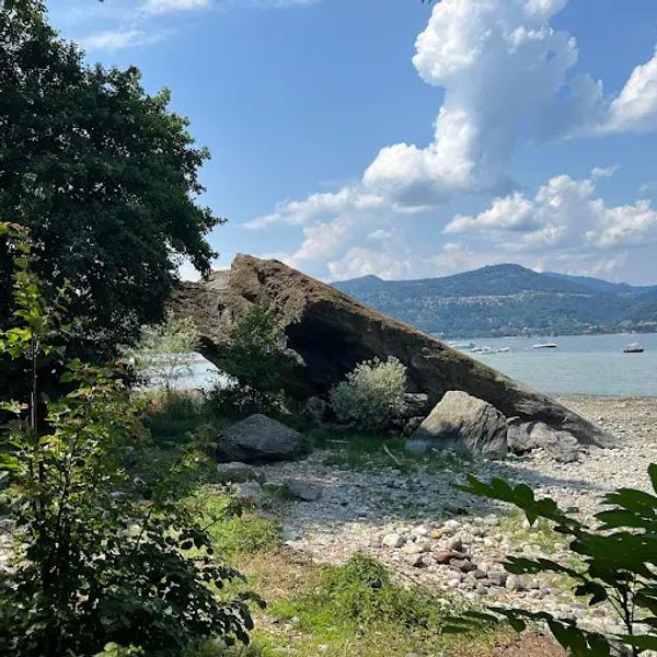 Parco Golfo della Quassa Cyclopean Boulder <a href="https://www.google.com/maps/contrib/114002934609118550455"> Davide Ferrara </a>