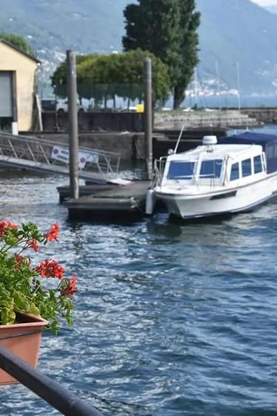 Bateau naviguant dans le port avec des géraniums