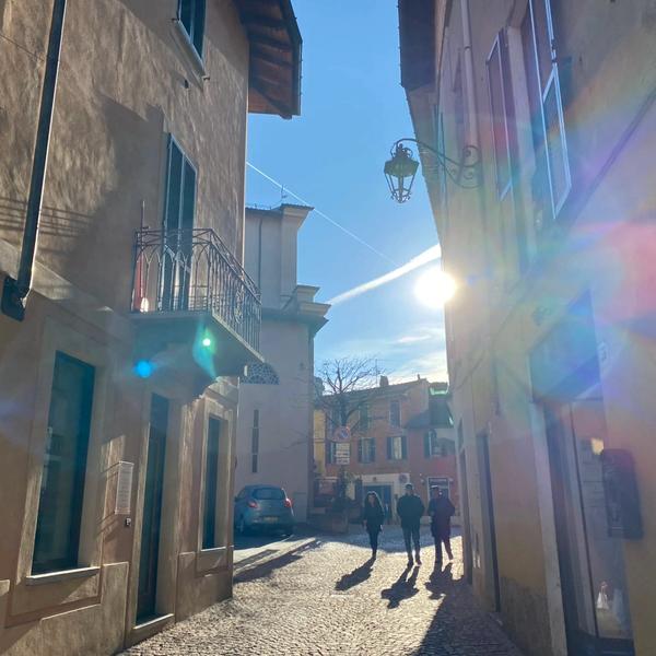 Le centre historique de Luino par une journée ensoleillée