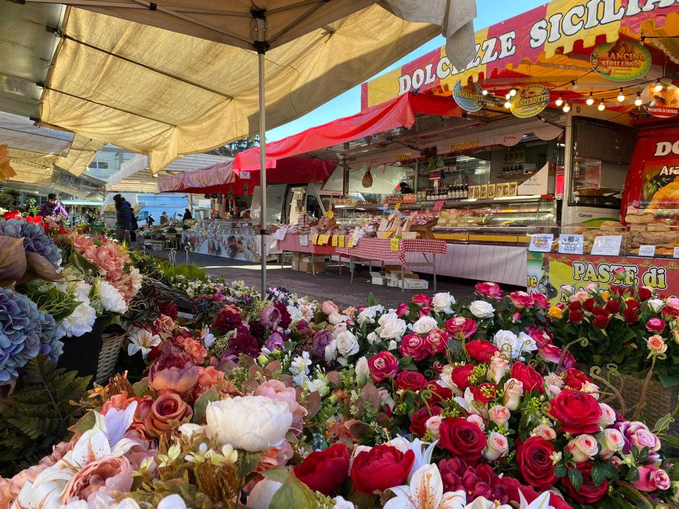 Blumenverkaufsstände auf dem Markt von Luino