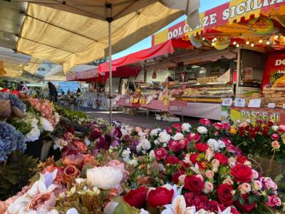 Blumen auf dem Markt von Luino