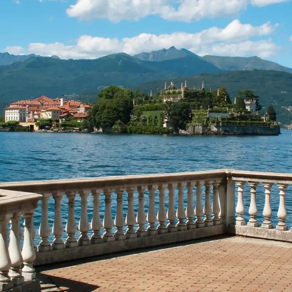 Blick auf die Borromäischen Inseln von der Terrazza sul Lago in Stresa