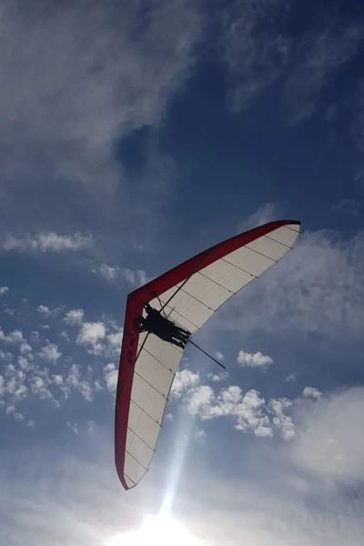 Drachenfliegen mit Himmel im Hintergrund