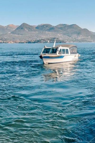 Bateau sur le lac Majeur en navigation