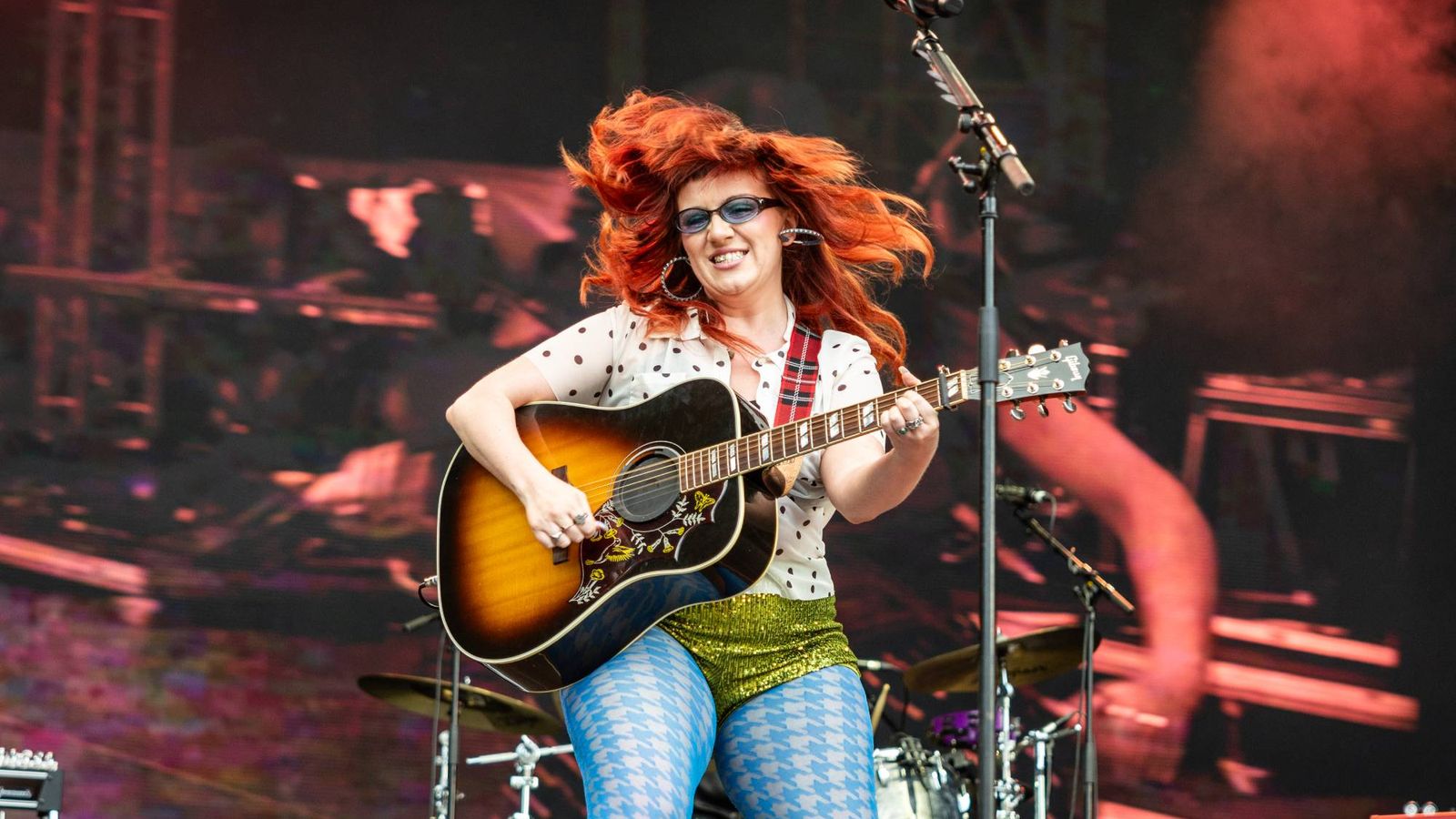 Watch CMAT perform 'Euro Country' and 'Stay for Something' on 'SNL UK' — News news on dripviewz