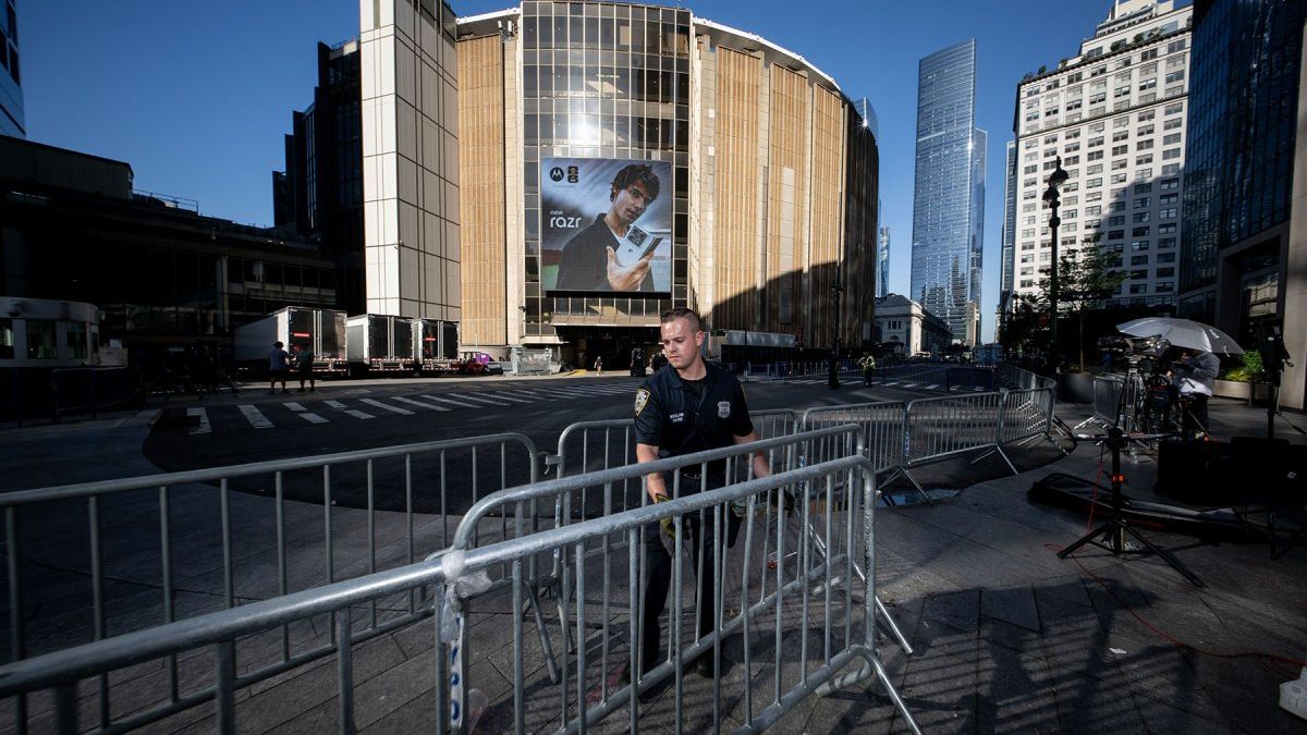 Taylor Swift and Travis Kelce's Star-Studded Wedding Guests Arrive at MSG Ahead of Ceremony — Music news on dripviewz