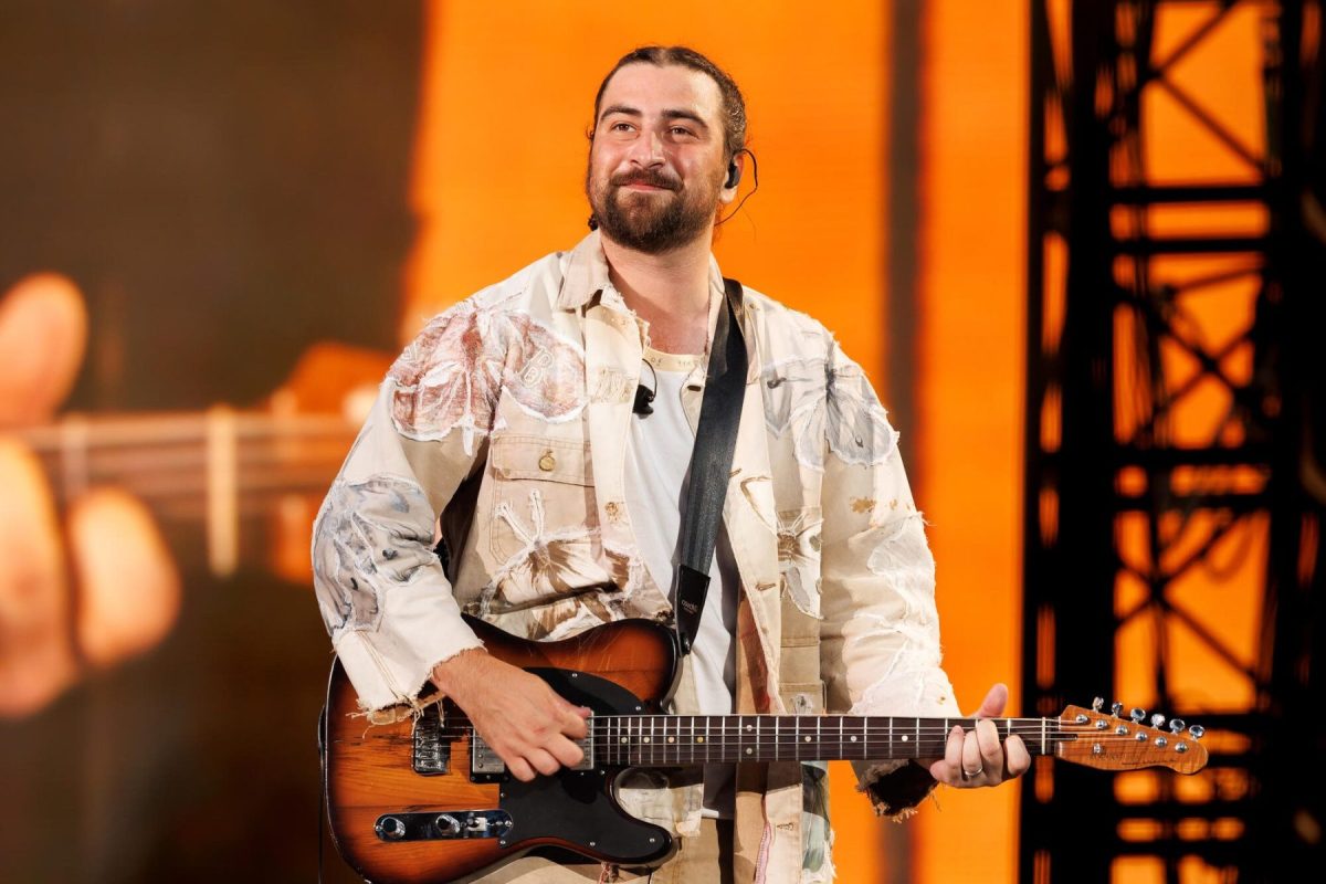 Noah Kahan Brings Out Chappell Roan for Surprise 'California' Performance at Rose Bowl Show — News story on dripviewz