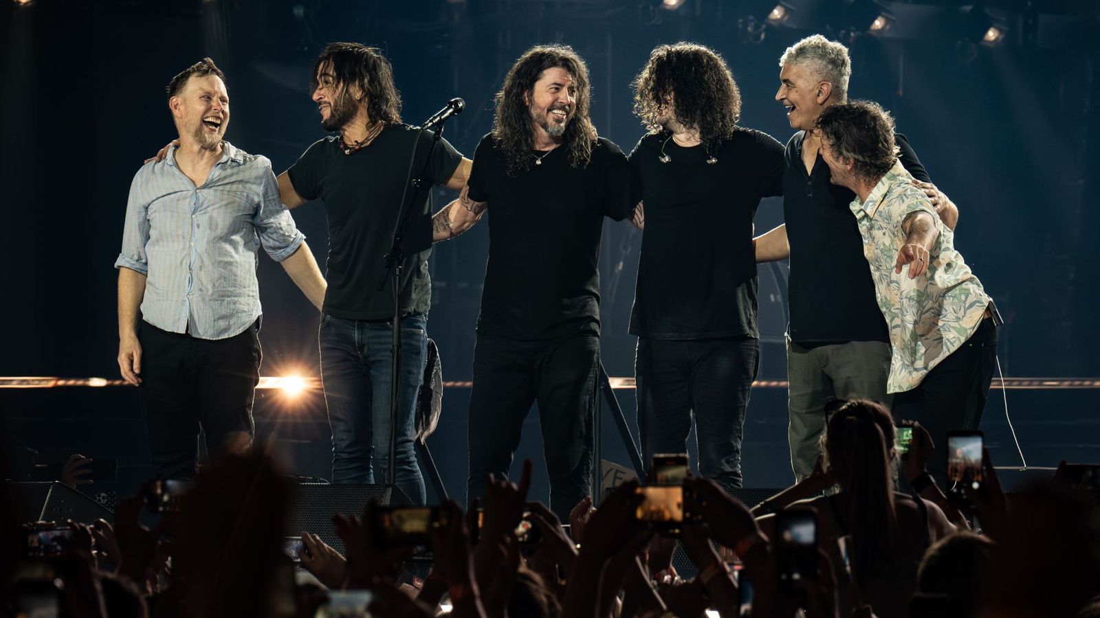 Foo Fighters jammed with Dave Grohl's daughter's boyfriend and a man dressed as Mentos in Liverpool — News news on dripviewz