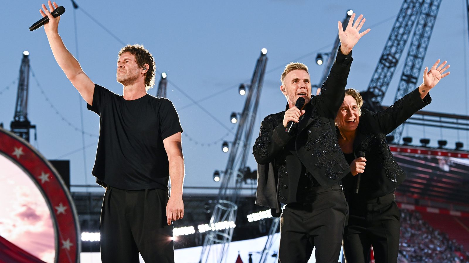 Take That follows Harry Styles' lead with stadium rule change for heatwave — News news on dripviewz