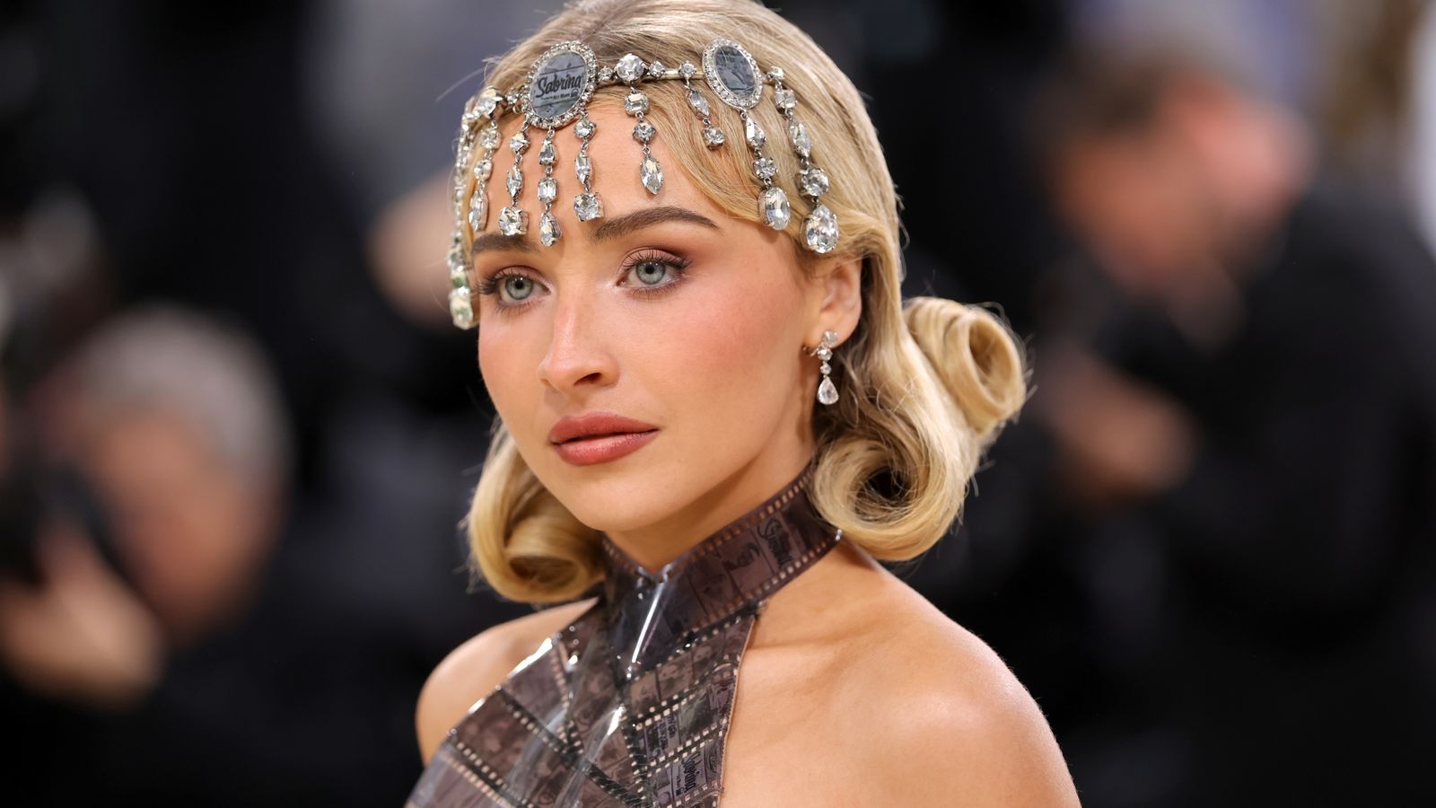 Sabrina Carpenter obtains restraining order against man attempting to break into her home several times — News news on dripviewz