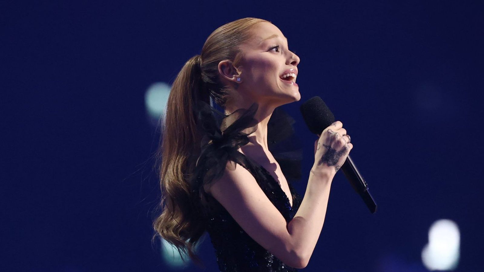 Ariana Grande's tour shines with surprisingly emotional cracks in her popstar armour — News news on dripviewz