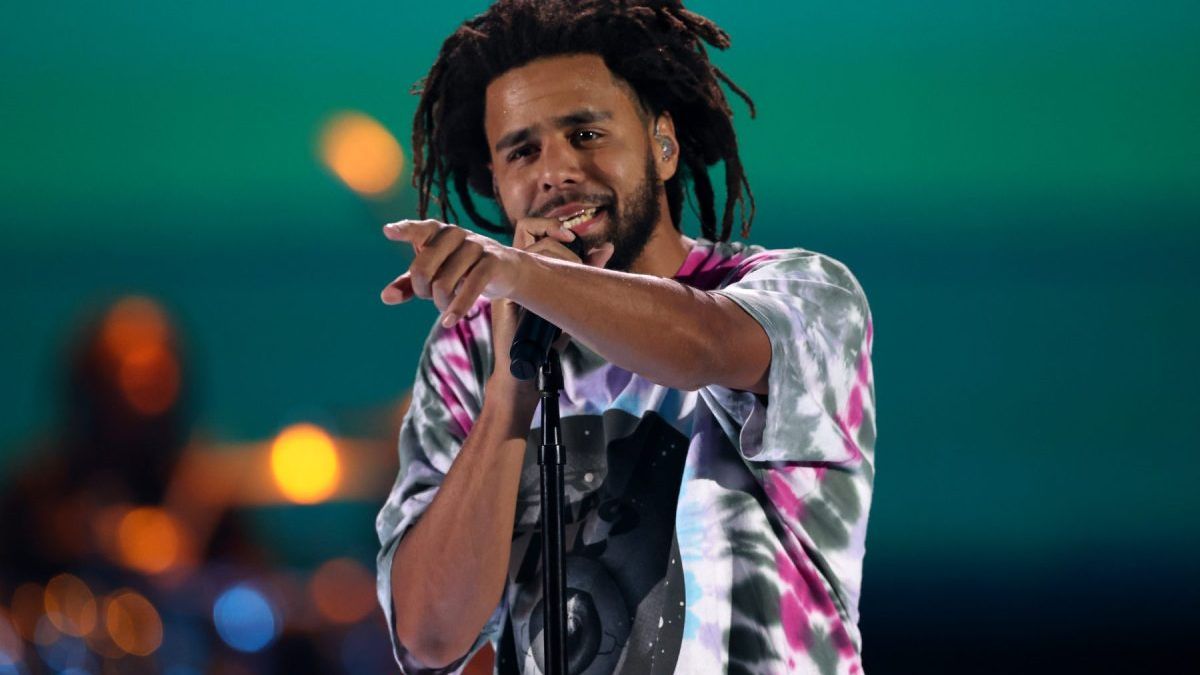 J. Cole Shocked After Bra Is Thrown Onstage During 'Work Out' Performance: 'Gotta Cherish That Sh ' — News news on dripviewz